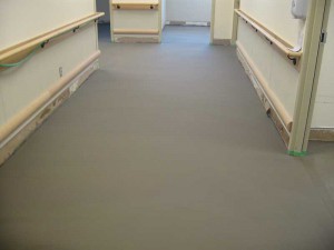 Выравниваем бетонный пол под линолеум